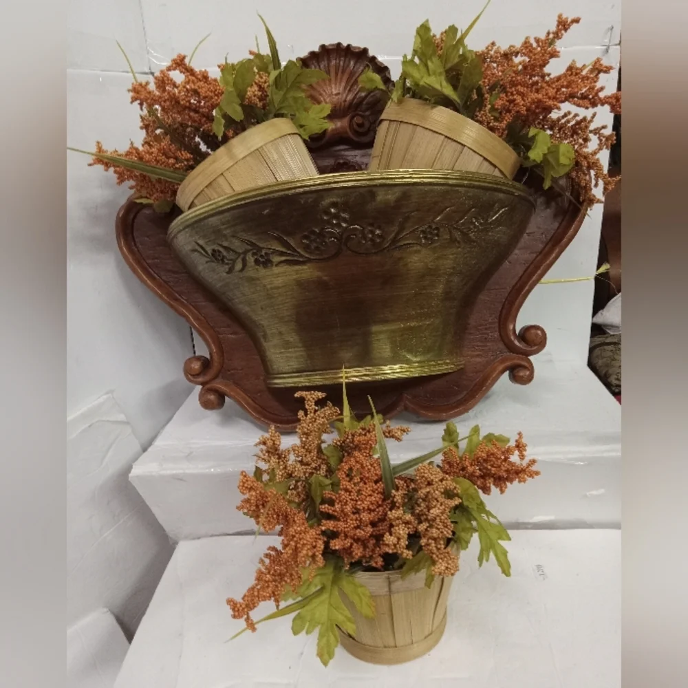 2Pc Home Interior Wall Hanging Plaque with Flower basket Homco